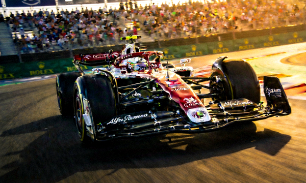 中国F1车手周冠宇在赛道上驾驶赛车飞驰的英姿